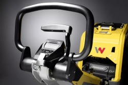 Ergonomiczna dźwignia gazu i uchwyt prowadzący w zagęszczarce Wacker Neuson